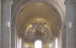 Mozaiek in het koor van de Sint-Michael-en-Petruskerk