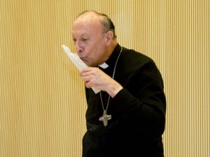 Mgr. Leonard kust een lege flacon in de vorm van de H.Maagd na de aanslag