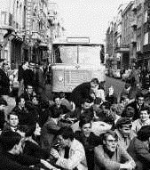 Leuvense studenten houden een sit-in in de jaren zestig… hebben ze het daar geleerd?