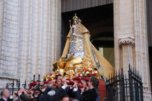 Onze Lieve Vrouw verlaat haar kerk om in processie de stad rond te trekken