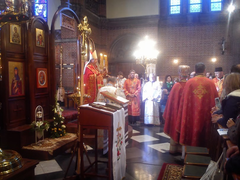 Mgr. Bonny gaat voor in de liturgie van de Grieks-katholieke Witrussische gemeenschap
