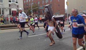 Jezus op de sponsorloop (maar veel gekker hoeft het niet te worden)
